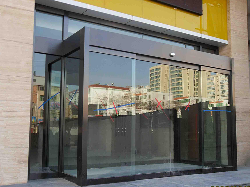 近百年匯國際性酒店式公寓鋁合金邊框玻璃自動(dòng)門實(shí)例